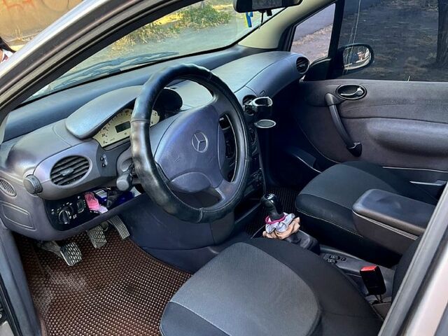 Серый Мерседес А класс, объемом двигателя 1.7 л и пробегом 390 тыс. км за 3000 $, фото 5 на Automoto.ua