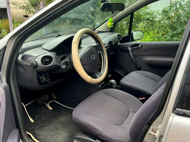 Серый Мерседес А класс, объемом двигателя 1.4 л и пробегом 180 тыс. км за 4000 $, фото 4 на Automoto.ua