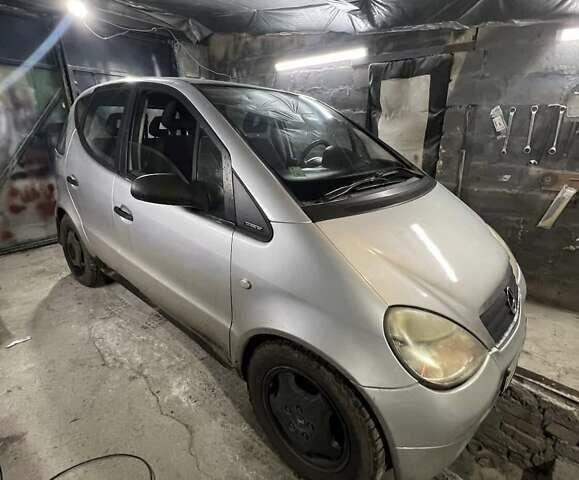 Серый Мерседес А класс, объемом двигателя 1.7 л и пробегом 300 тыс. км за 2000 $, фото 1 на Automoto.ua