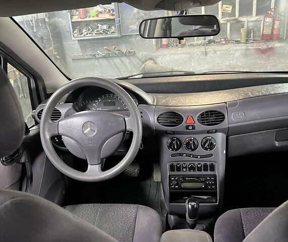 Серый Мерседес А класс, объемом двигателя 1.7 л и пробегом 300 тыс. км за 2000 $, фото 4 на Automoto.ua