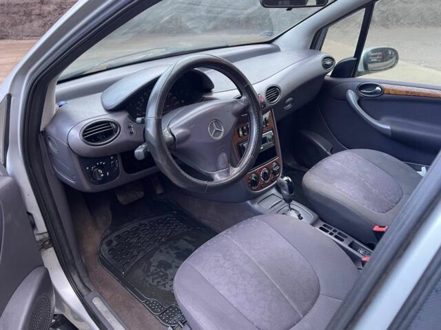 Серый Мерседес А класс, объемом двигателя 1.7 л и пробегом 125 тыс. км за 950 $, фото 4 на Automoto.ua