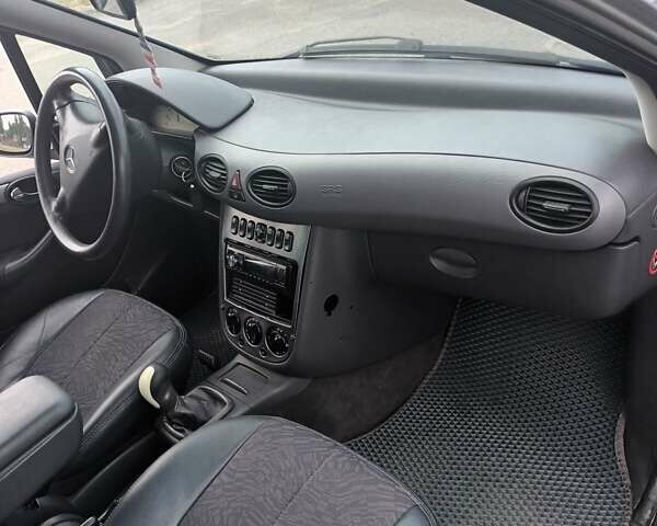 Серый Мерседес А класс, объемом двигателя 1.9 л и пробегом 230 тыс. км за 4500 $, фото 4 на Automoto.ua