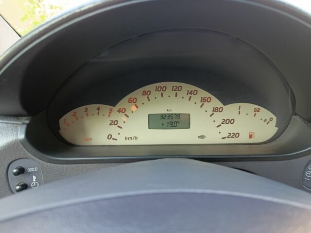 Серый Мерседес А класс, объемом двигателя 1.7 л и пробегом 300 тыс. км за 3200 $, фото 4 на Automoto.ua