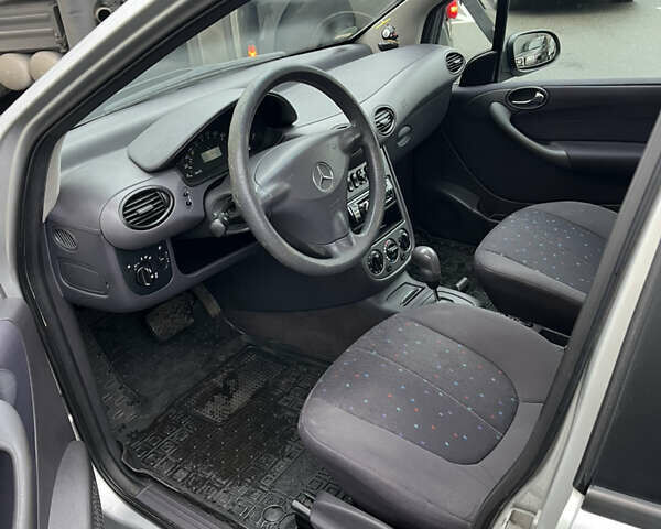 Серый Мерседес А класс, объемом двигателя 1.69 л и пробегом 163 тыс. км за 4200 $, фото 1 на Automoto.ua