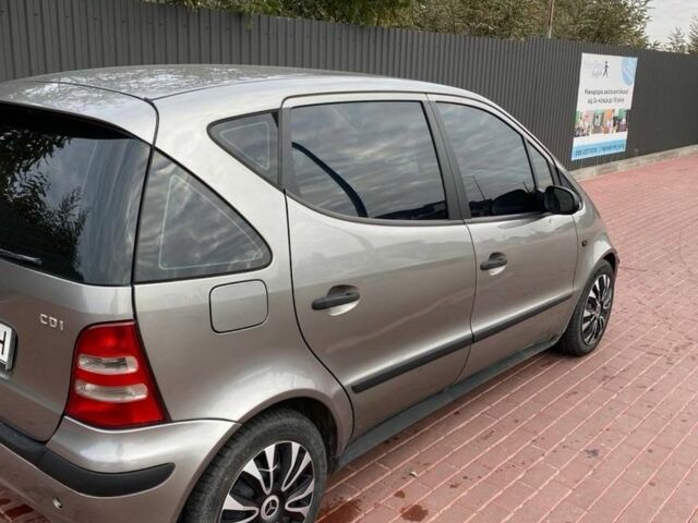 Серый Мерседес А класс, объемом двигателя 1.7 л и пробегом 315 тыс. км за 4000 $, фото 1 на Automoto.ua