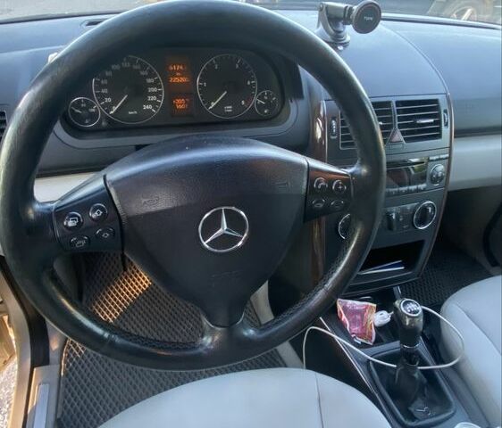 Серый Мерседес А класс, объемом двигателя 2 л и пробегом 225 тыс. км за 4500 $, фото 6 на Automoto.ua