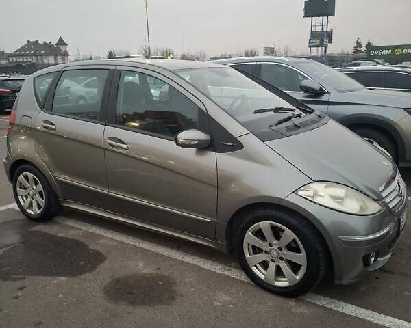 Серый Мерседес А класс, объемом двигателя 1.7 л и пробегом 215 тыс. км за 5500 $, фото 1 на Automoto.ua