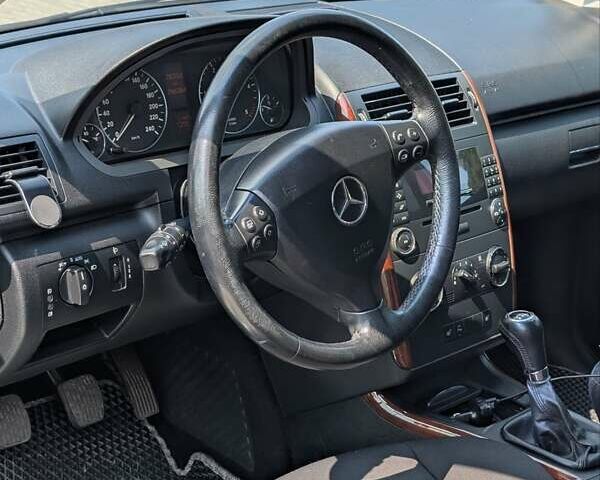 Серый Мерседес А класс, объемом двигателя 1.99 л и пробегом 300 тыс. км за 5000 $, фото 5 на Automoto.ua