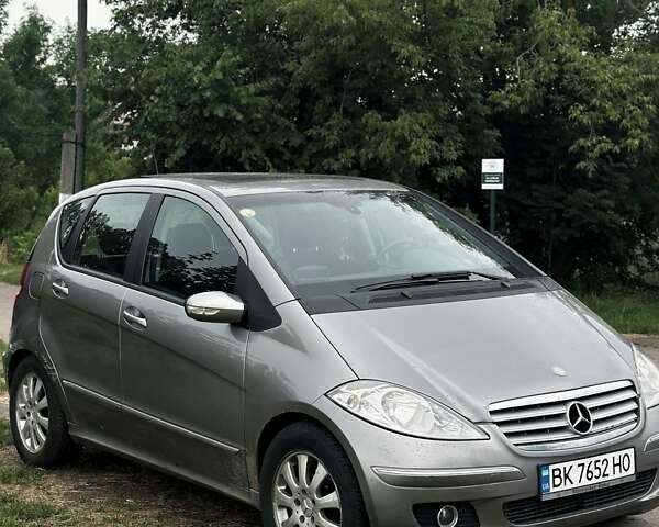 Мерседес А класс 2006 в Костополе на Automoto.ua Серый Мерседес А класс, объемом двигателя 2 л и пробегом 370 тыс. км за 3800 $, фото 4 на Automoto.ua