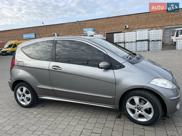 Сірий Мерседес А клас, об'ємом двигуна 2 л та пробігом 286 тис. км за 3600 $, фото 2 на Automoto.ua