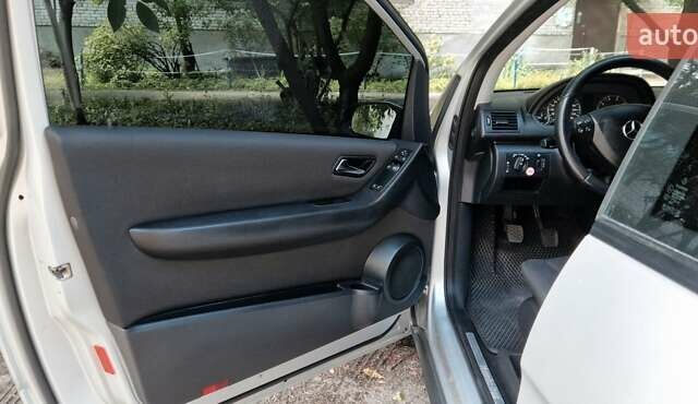 Серый Мерседес А класс, объемом двигателя 1.7 л и пробегом 129 тыс. км за 5500 $, фото 5 на Automoto.ua