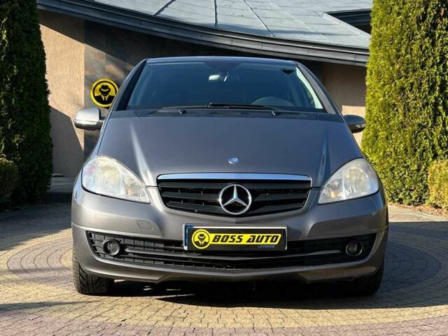 Серый Мерседес А класс, объемом двигателя 2 л и пробегом 225 тыс. км за 7999 $, фото 1 на Automoto.ua