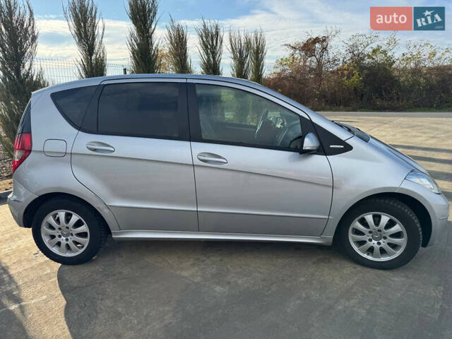 Серый Мерседес А класс, объемом двигателя 1.99 л и пробегом 225 тыс. км за 8000 $, фото 3 на Automoto.ua