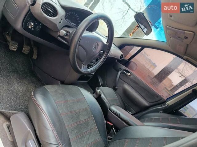 Синий Мерседес А класс, объемом двигателя 1.9 л и пробегом 200 тыс. км за 2000 $, фото 5 на Automoto.ua