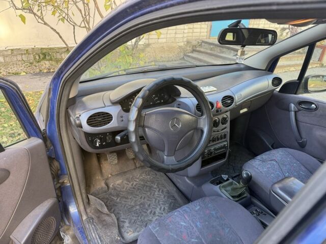 Синий Мерседес А класс, объемом двигателя 1.7 л и пробегом 300 тыс. км за 700 $, фото 5 на Automoto.ua