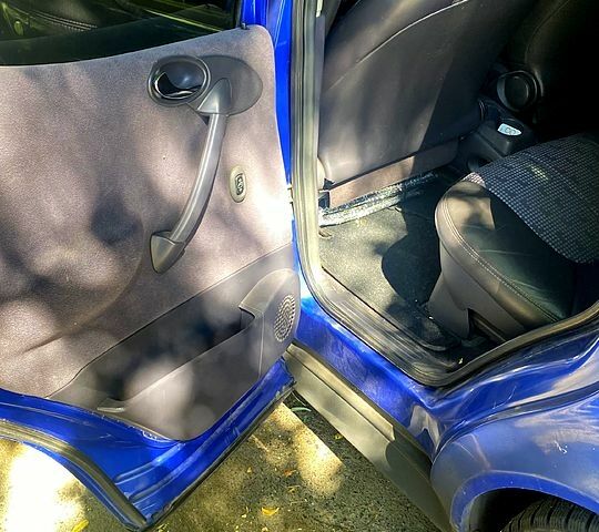 Синій Мерседес А клас, об'ємом двигуна 1.4 л та пробігом 238 тис. км за 2000 $, фото 6 на Automoto.ua