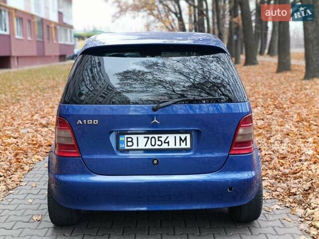 Синий Мерседес А класс, объемом двигателя 1.9 л и пробегом 200 тыс. км за 2000 $, фото 1 на Automoto.ua