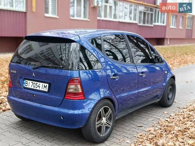 Синий Мерседес А класс, объемом двигателя 1.9 л и пробегом 200 тыс. км за 2000 $, фото 3 на Automoto.ua