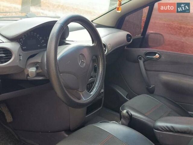 Синий Мерседес А класс, объемом двигателя 1.9 л и пробегом 200 тыс. км за 2000 $, фото 2 на Automoto.ua