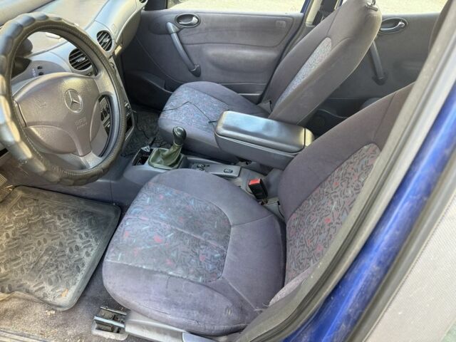 Синий Мерседес А класс, объемом двигателя 1.7 л и пробегом 300 тыс. км за 700 $, фото 4 на Automoto.ua