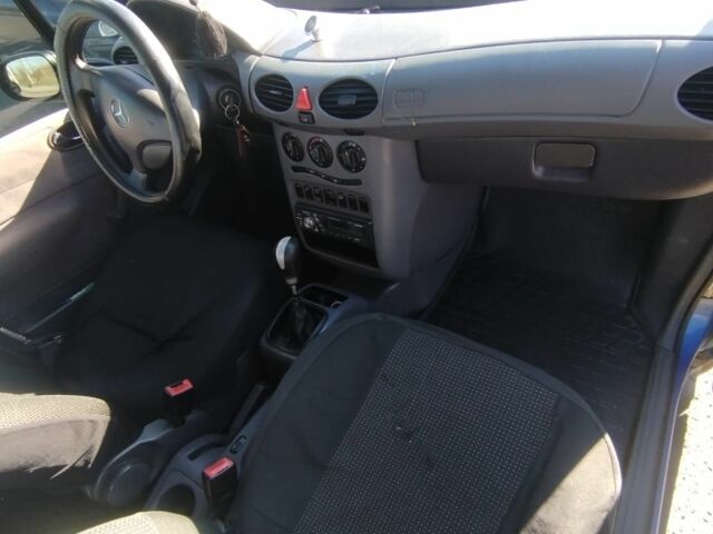 Синий Мерседес А класс, объемом двигателя 1.7 л и пробегом 250 тыс. км за 1000 $, фото 3 на Automoto.ua