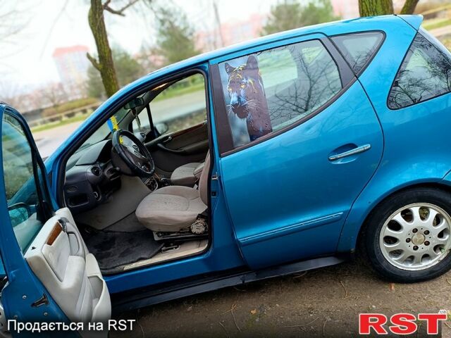 Синий Мерседес А класс, объемом двигателя 1.7 л и пробегом 300 тыс. км за 1850 $, фото 2 на Automoto.ua