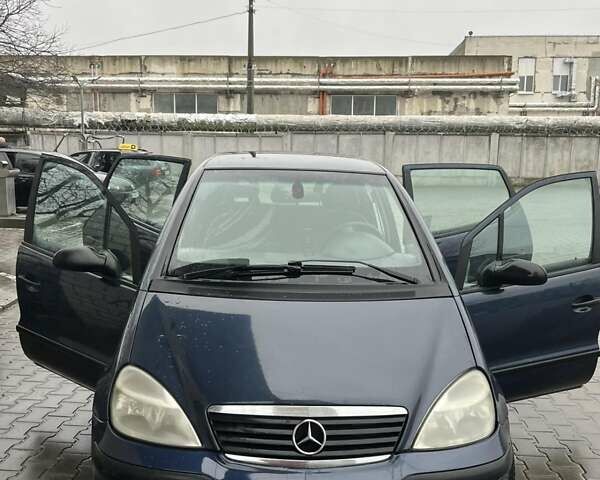 Синий Мерседес А класс, объемом двигателя 1.7 л и пробегом 300 тыс. км за 3600 $, фото 1 на Automoto.ua