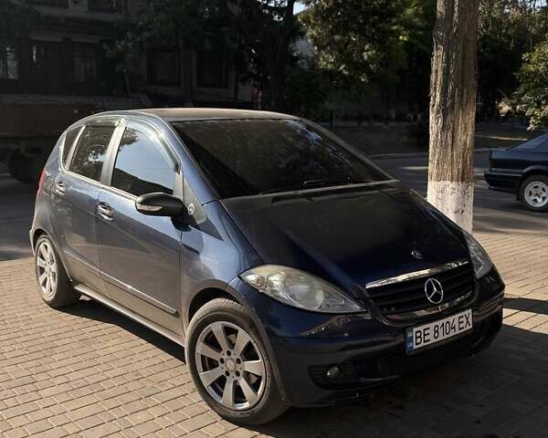 Мерседес А класс 2005 в Вознесенске на Automoto.ua Синий Мерседес А класс, объемом двигателя 2 л и пробегом 255 тыс. км за 5100 $, фото 1 на Automoto.ua