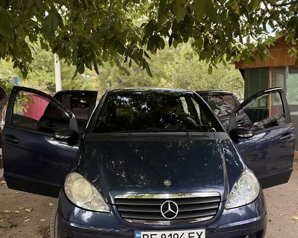 Мерседес А класс 2005 в Вознесенске на Automoto.ua Синий Мерседес А класс, объемом двигателя 2 л и пробегом 255 тыс. км за 5100 $, фото 2 на Automoto.ua