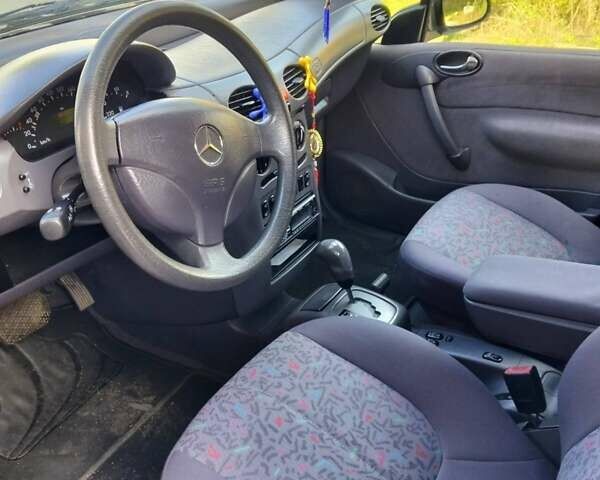 Зеленый Мерседес А класс, объемом двигателя 1.6 л и пробегом 200 тыс. км за 4000 $, фото 3 на Automoto.ua