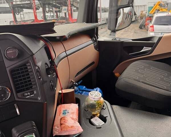 Белый Мерседес Актрос, объемом двигателя 10.8 л и пробегом 767 тыс. км за 110000 $, фото 15 на Automoto.ua