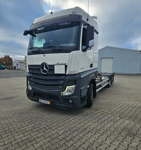 Белый Мерседес Актрос, объемом двигателя 12.8 л и пробегом 540 тыс. км за 71900 $, фото 1 на Automoto.ua