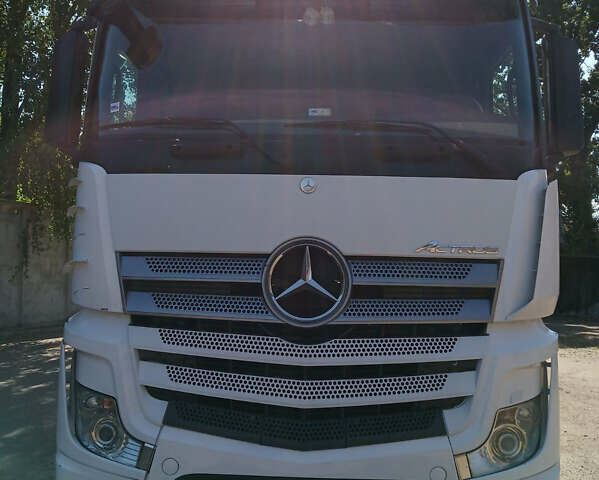 Белый Мерседес Актрос, объемом двигателя 12.81 л и пробегом 718 тыс. км за 22000 $, фото 7 на Automoto.ua