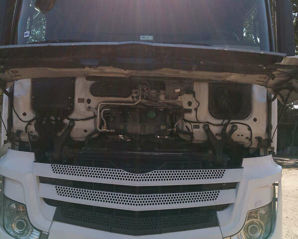 Белый Мерседес Актрос, объемом двигателя 12.81 л и пробегом 718 тыс. км за 22000 $, фото 6 на Automoto.ua