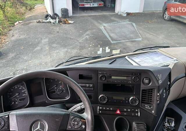 Красный Мерседес Актрос, объемом двигателя 10.7 л и пробегом 999 тыс. км за 66066 $, фото 4 на Automoto.ua