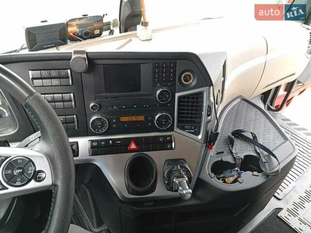 Красный Мерседес Актрос, объемом двигателя 12.81 л и пробегом 905 тыс. км за 23700 $, фото 7 на Automoto.ua