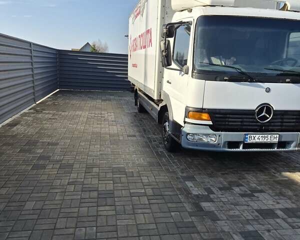 Белый Мерседес Атего, объемом двигателя 4.3 л и пробегом 700 тыс. км за 9000 $, фото 1 на Automoto.ua