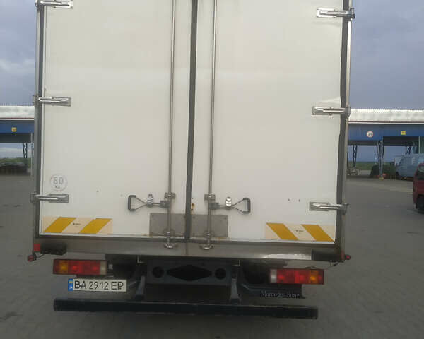 Белый Мерседес Атего, объемом двигателя 4.6 л и пробегом 380 тыс. км за 21171 $, фото 3 на Automoto.ua