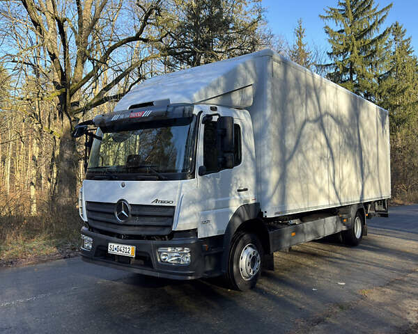 Белый Мерседес Атего, объемом двигателя 5.1 л и пробегом 307 тыс. км за 43700 $, фото 1 на Automoto.ua