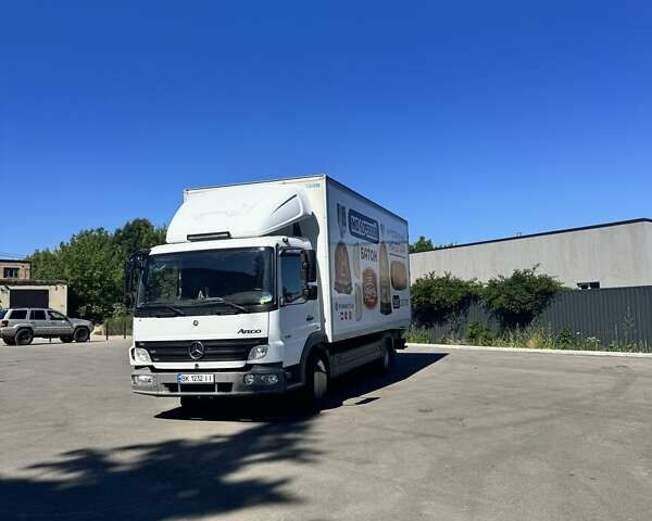 Белый Мерседес Атего, объемом двигателя 4.25 л и пробегом 540 тыс. км за 19500 $, фото 2 на Automoto.ua