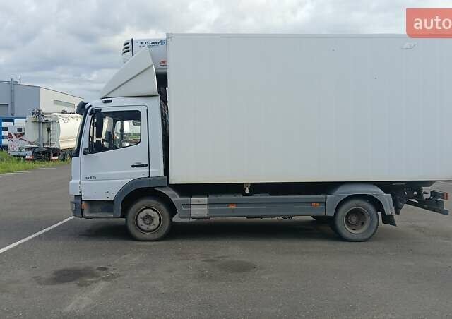 Белый Мерседес Атего, объемом двигателя 6.8 л и пробегом 600 тыс. км за 17500 $, фото 3 на Automoto.ua