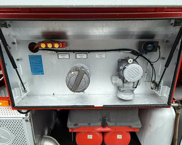 Белый Мерседес Аксор, объемом двигателя 12.6 л и пробегом 500 тыс. км за 68265 $, фото 10 на Automoto.ua