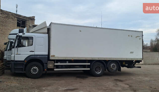 Белый Мерседес Аксор, объемом двигателя 6.9 л и пробегом 540 тыс. км за 42000 $, фото 2 на Automoto.ua