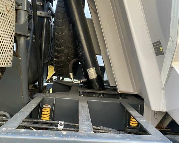 Белый Мерседес Аксор, объемом двигателя 12.9 л и пробегом 227 тыс. км за 55000 $, фото 7 на Automoto.ua