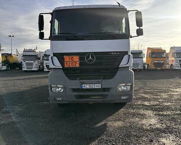 Белый Мерседес Аксор, объемом двигателя 12 л и пробегом 363 тыс. км за 35750 $, фото 1 на Automoto.ua