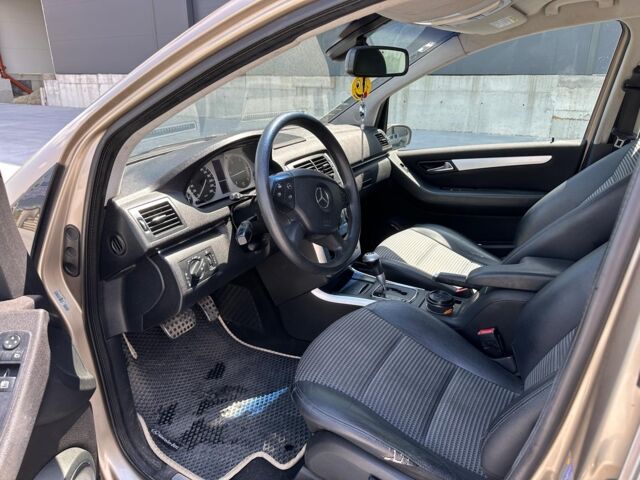 Желтый Мерседес Б 180, объемом двигателя 2 л и пробегом 262 тыс. км за 5990 $, фото 3 на Automoto.ua