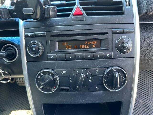 Желтый Мерседес Б 180, объемом двигателя 2 л и пробегом 262 тыс. км за 5990 $, фото 14 на Automoto.ua