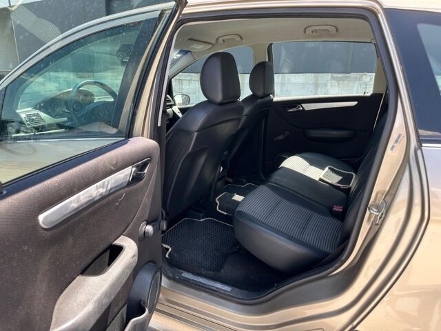 Желтый Мерседес Б 180, объемом двигателя 2 л и пробегом 262 тыс. км за 5990 $, фото 13 на Automoto.ua