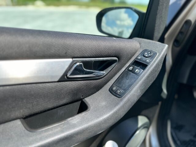 Желтый Мерседес Б 180, объемом двигателя 2 л и пробегом 262 тыс. км за 5990 $, фото 10 на Automoto.ua