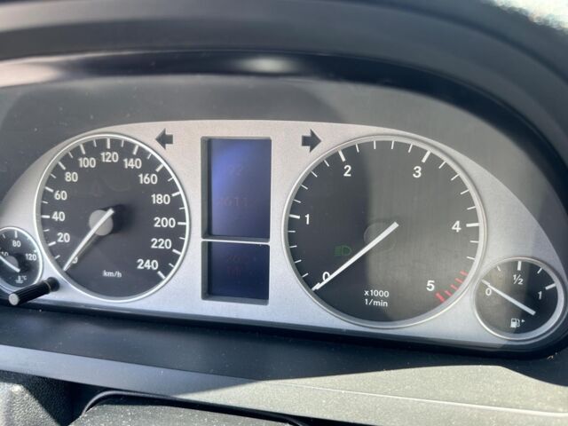 Желтый Мерседес Б 180, объемом двигателя 2 л и пробегом 262 тыс. км за 5990 $, фото 12 на Automoto.ua